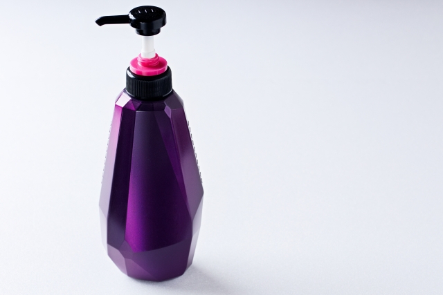 紫色のシャンプーボトル